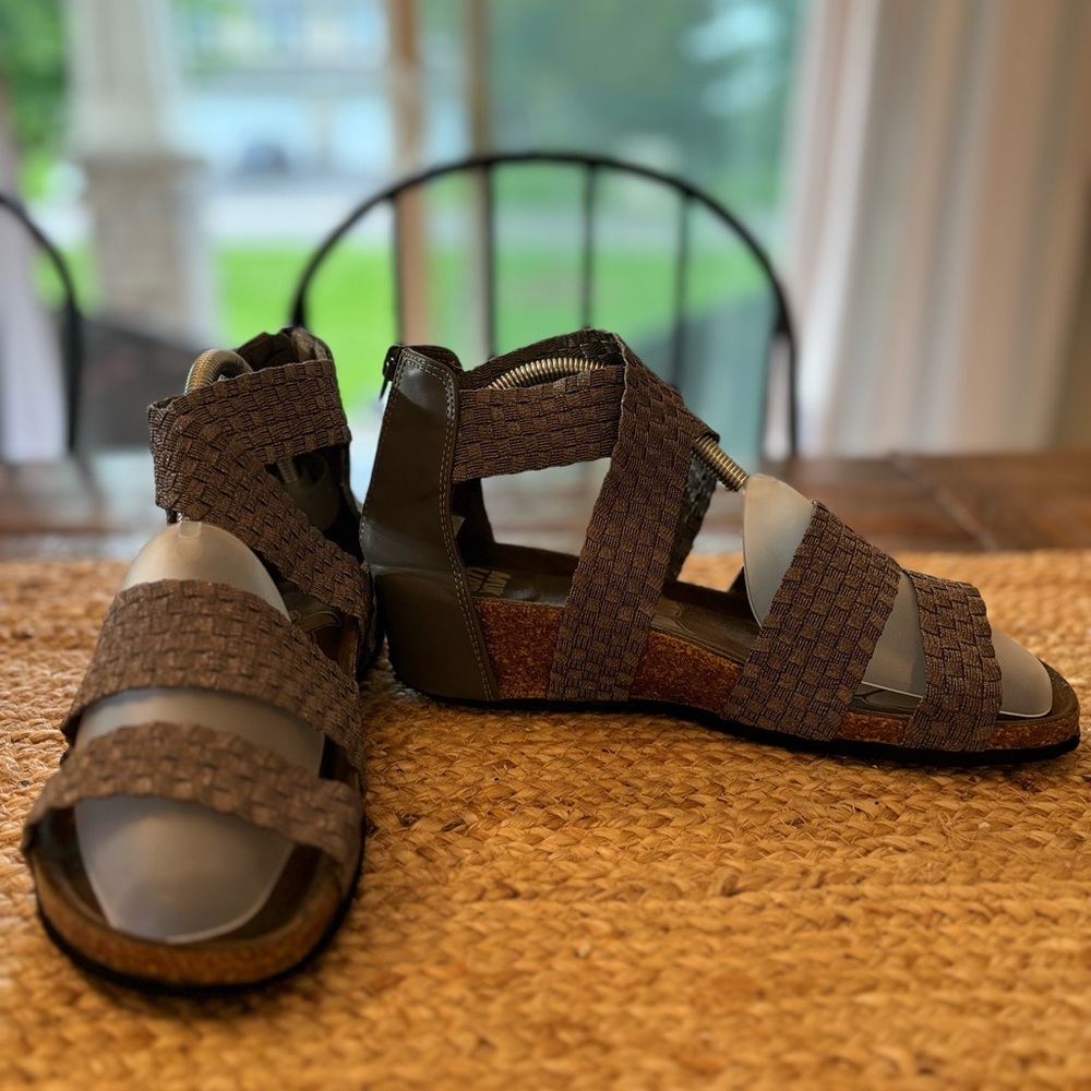 Muk Luks  Elle Wedge Sandal Size 8.5‎